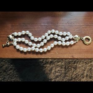 Classic 3 strand pearl braclet.